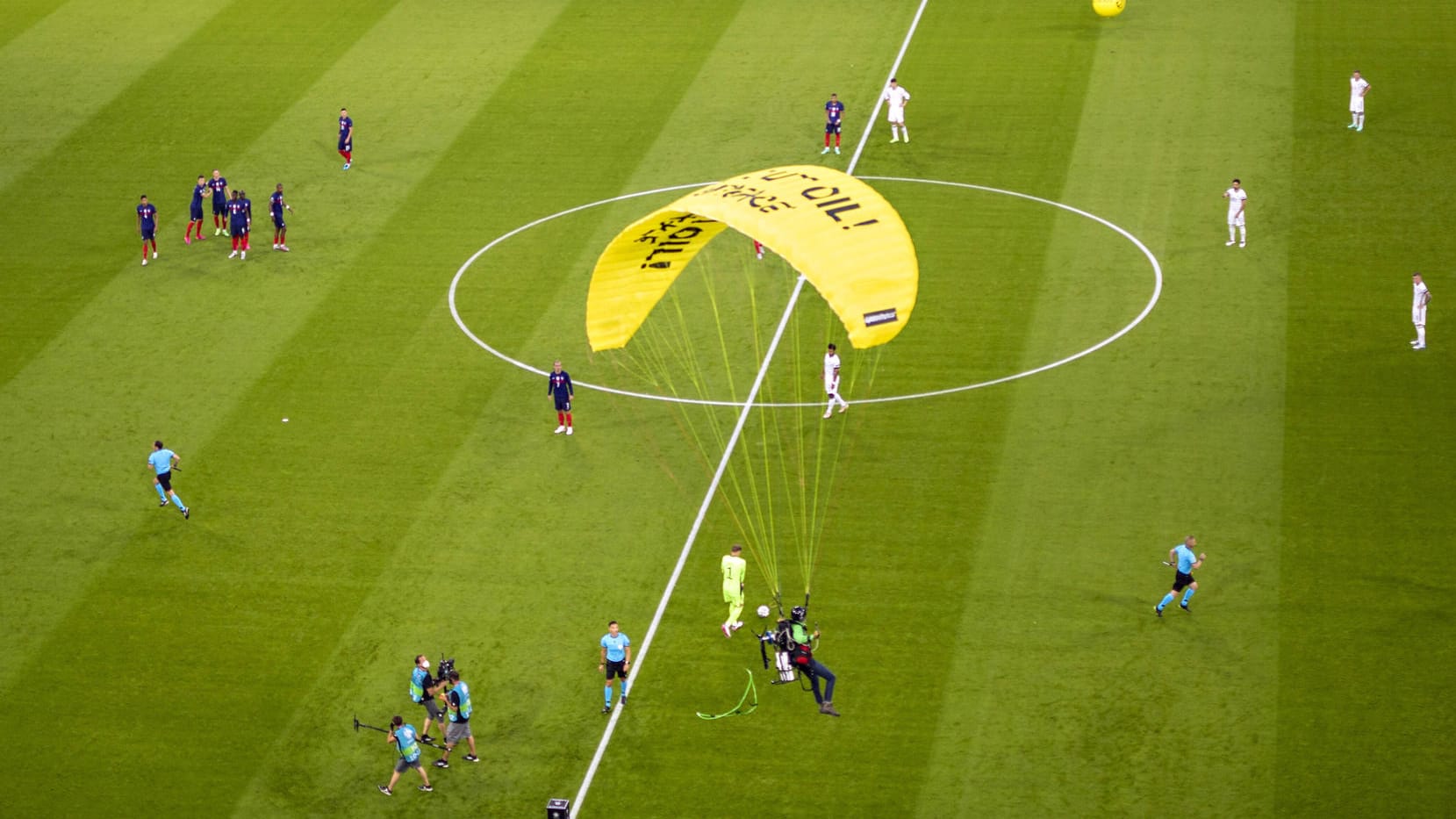 Ein Greenpeace-Aktivist landete vor dem Spiel der Deutschen gegen Frankreich auf dem Rasen der Münchner Allianz Arena, verletzte dabei zwei Personen und hatte selbst unheimliches Glück. Es sollte nicht das einzige "Eigentor" des Abends bleiben. Denn eine knappe halbe Stunde später... Ein Greenpeace-Aktivist landete vor dem Spiel der Deutschen gegen Frankreich auf dem Rasen der Münchner Allianz Arena, verletzte dabei zwei Personen und hatte selbst unheimliches Glück. Es sollte nicht das einzige "Eigentor" des Abends bleiben. Denn eine knappe halbe Stunde später...