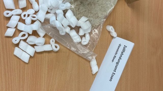 Drogen mit Verpackungsmaterial sollten auf dem Postweg an den Besteller gehen. Drogen mit Verpackungsmaterial sollten auf dem Postweg an den Besteller gehen.