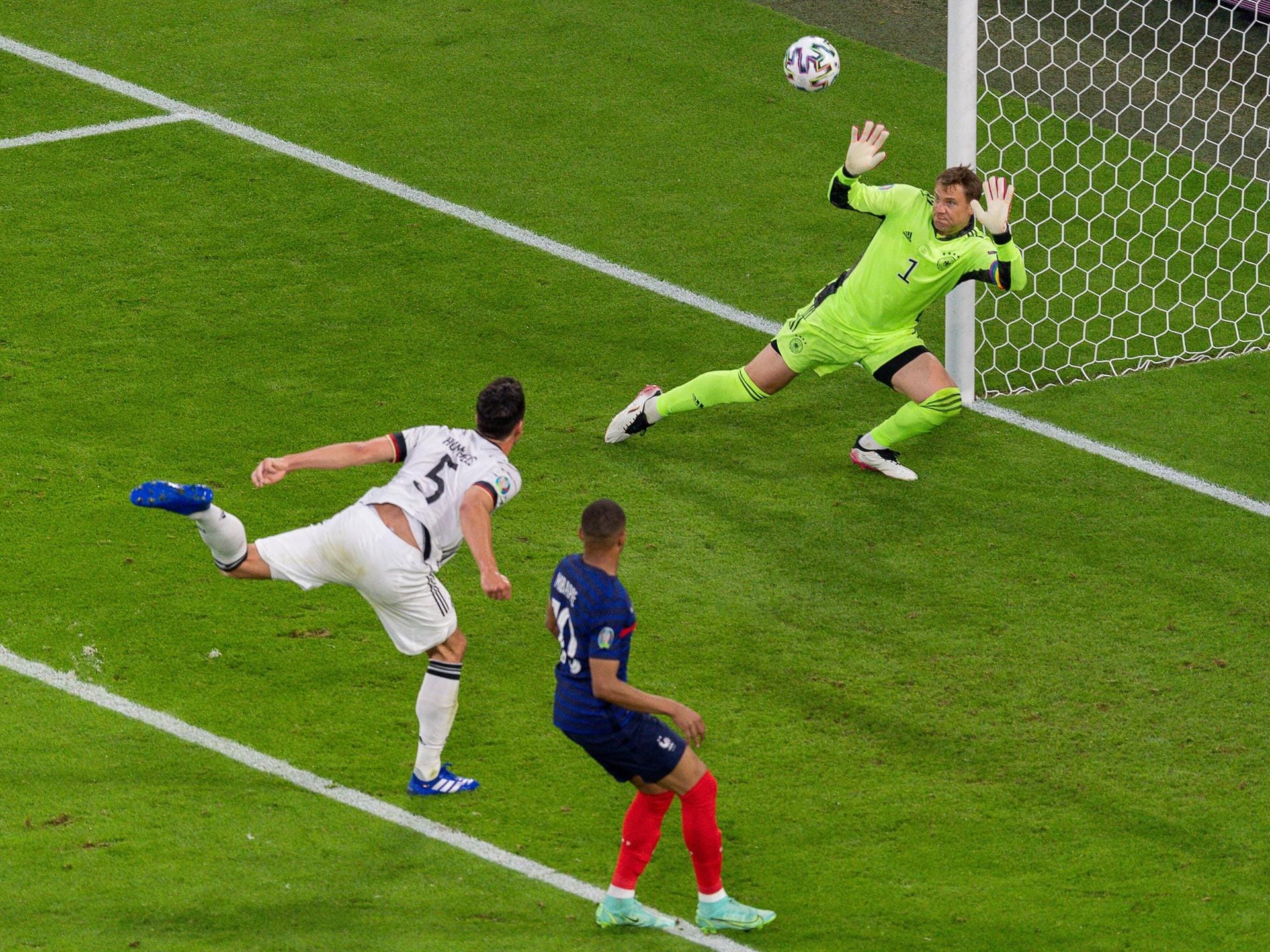 ...überlistete DFB-Verteidiger Mats Hummels seinen eigenen Keeper Manuel Neuer gegen Frankreich. Mehr Tore gelangen Frankreich allerdings nicht, auch weil...
