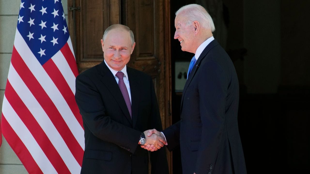 Russlands Präsident Wladimir Putin (l) und US-Präsident Joe Biden begrüßen sich in Genf.
