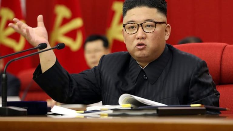 Der nordkoreanische Machthaber Kim Jong Un spricht während einer Versammlung der Arbeiterpartei in Pjöngjang.