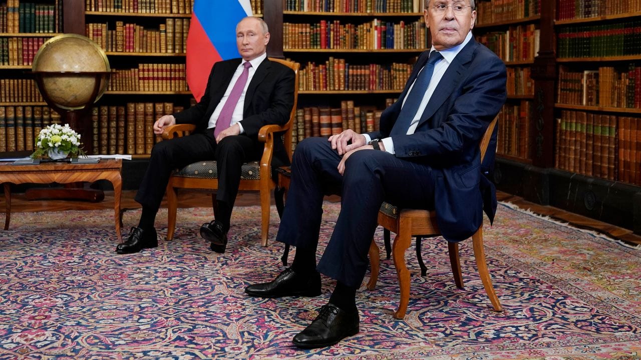Der russische Präsident Wladimir Putin und der russische Außenminister Sergej Lawrow (r), bei ihrem Treffen mit dem US-Präsidenten Biden in der "Villa la Grange".
