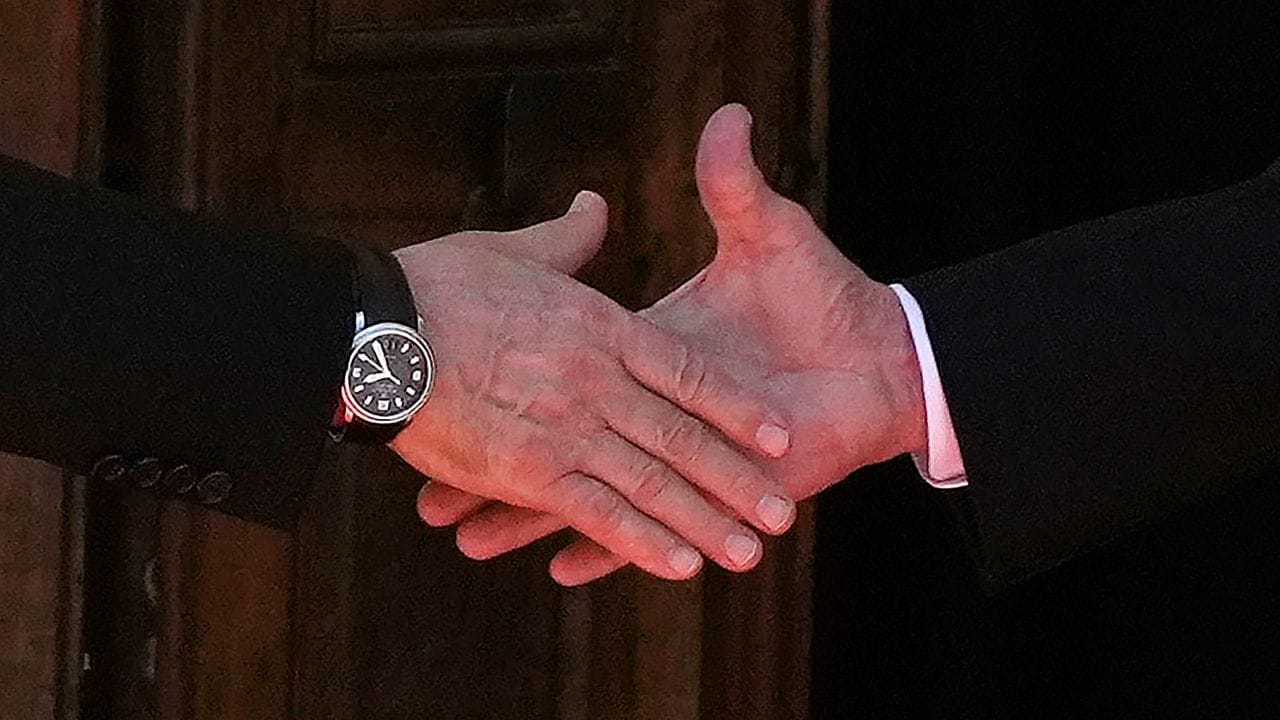 Der russische Präsident Wladimir Putin (l) und US-Präsident Joe Biden schütteln sich die Hände bei ihrem Treffen in der "Villa la Grange".