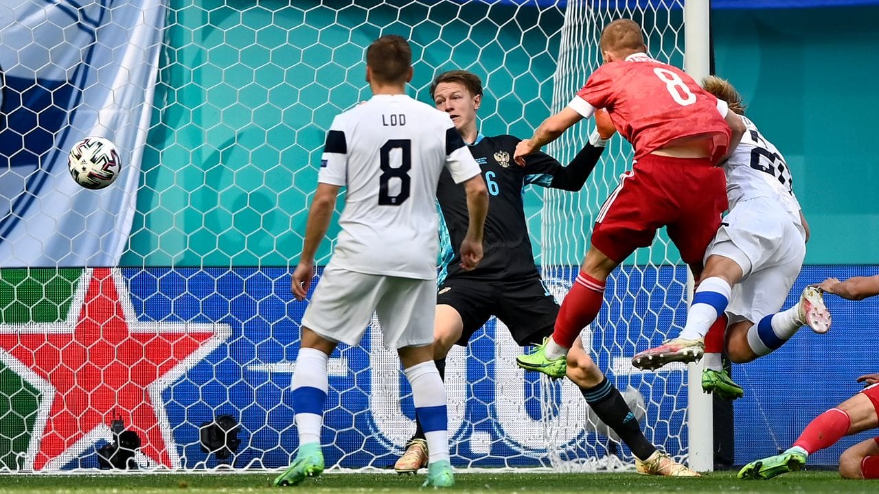 Das Tor des Finnen Joel Pohjanpalo (r) zählte wegen einer Abseitsstellung nicht. Das Tor des Finnen Joel Pohjanpalo (r) zählte wegen einer Abseitsstellung nicht.