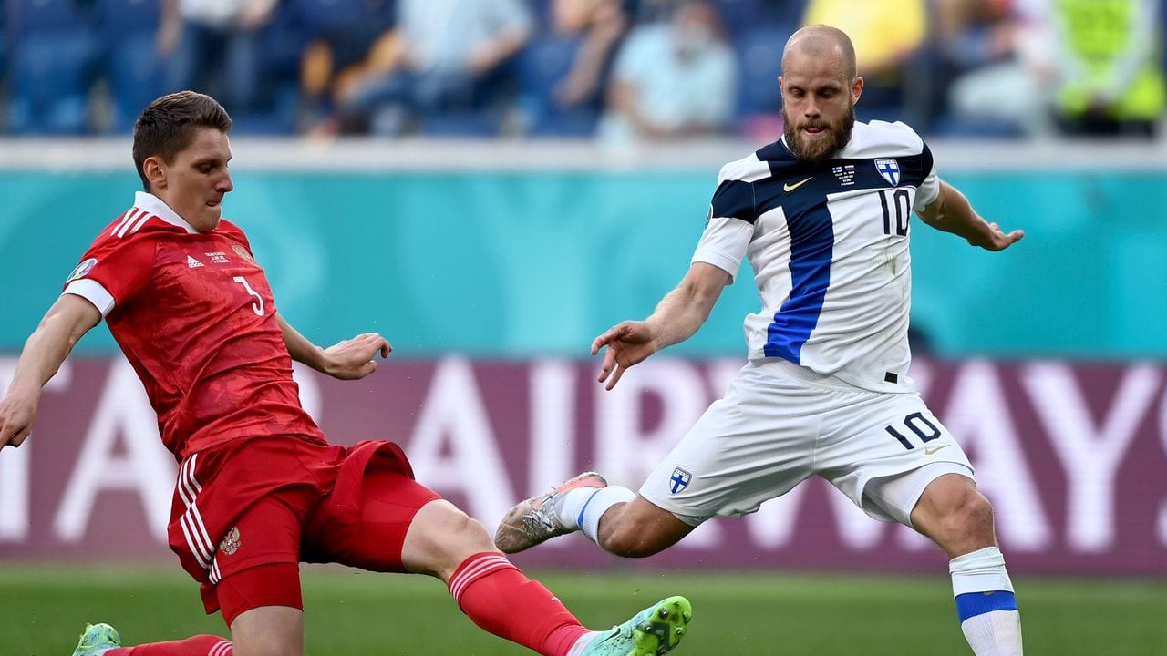 Der Russe Igor Diweew (l) ist vor Teemu Pukki aus Finnland am Ball. Der Russe Igor Diweew (l) ist vor Teemu Pukki aus Finnland am Ball.