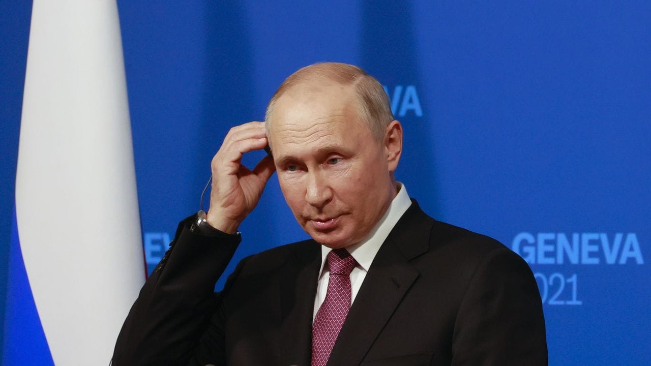Wladimir Putin äußert sich auf einer Pressekonferenz nach seinem Treffen mit US-Präsident Joe Biden.