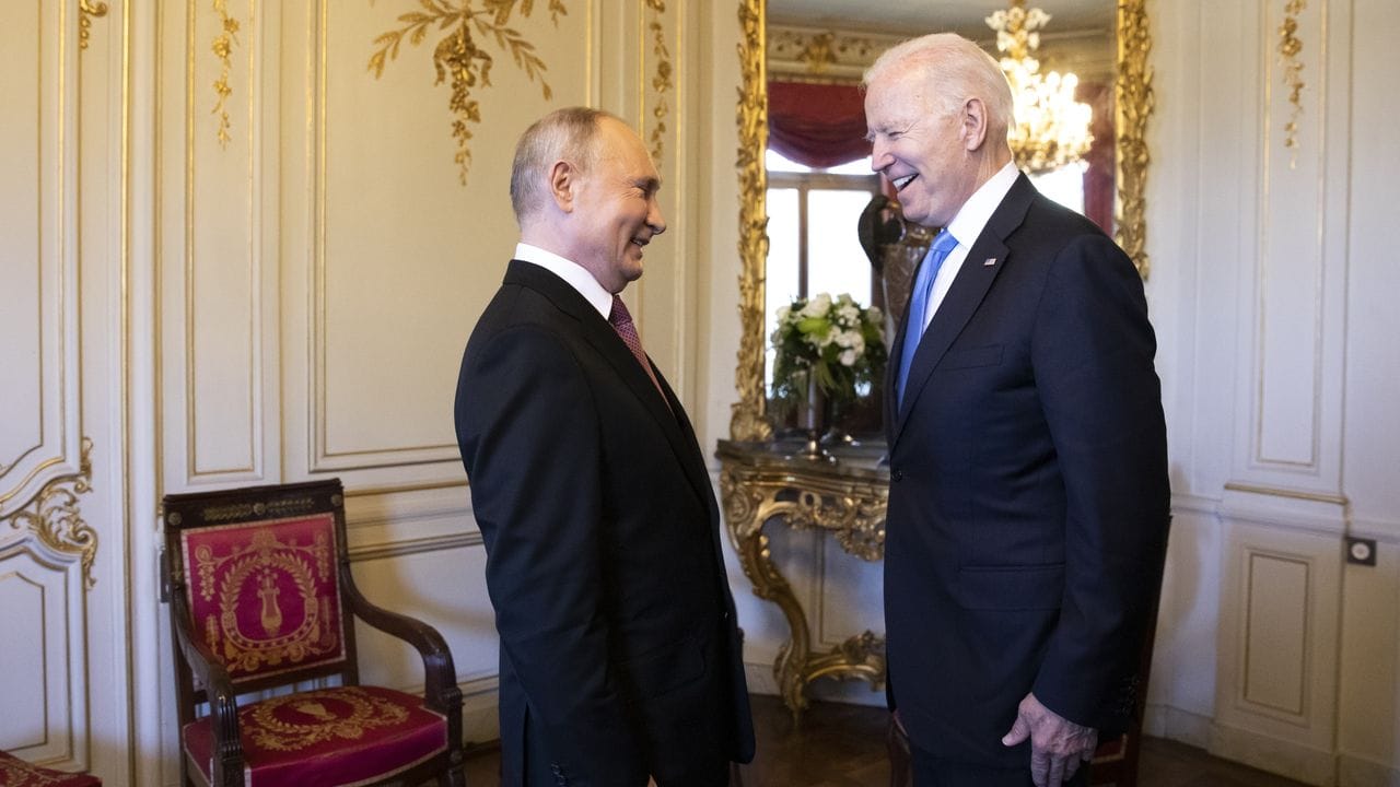 Wladimir Putin (l), Präsident von Russland, und Joe Biden, Präsident der USA, lachen nach ihrer Ankunft zu einem Treffen in der "Villa la Grange".