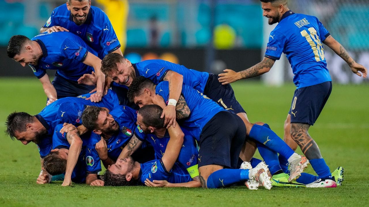 Die Italiener feiern das 2:0 gegen die Schweiz.