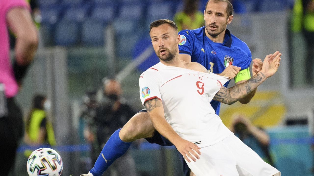 Haris Seferovic (l) aus der Schweiz und Giorgio Chiellini aus Italien kämpfen um den Ball. Haris Seferovic (l) aus der Schweiz und Giorgio Chiellini aus Italien kämpfen um den Ball.