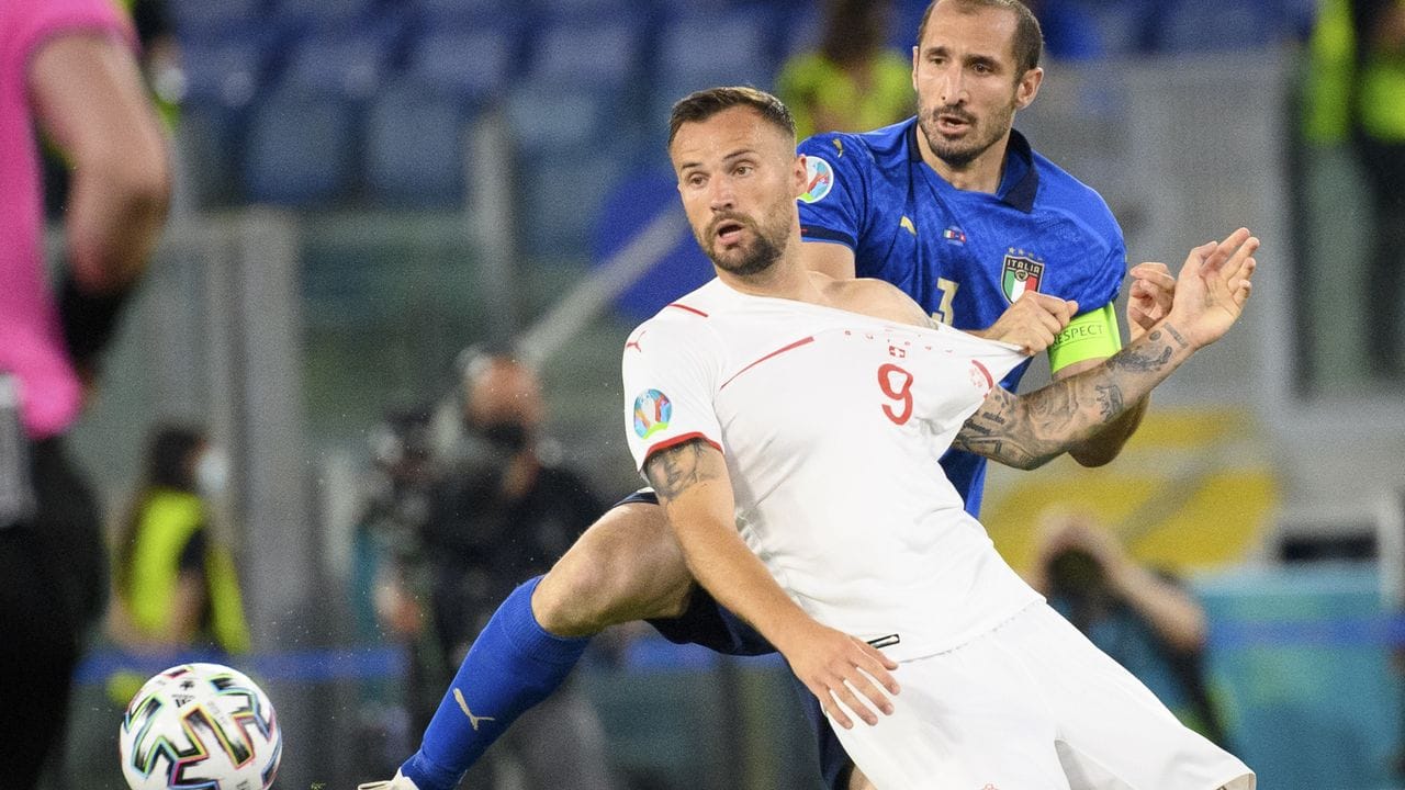 Haris Seferovic (l) aus der Schweiz und Giorgio Chiellini aus Italien kämpfen um den Ball.