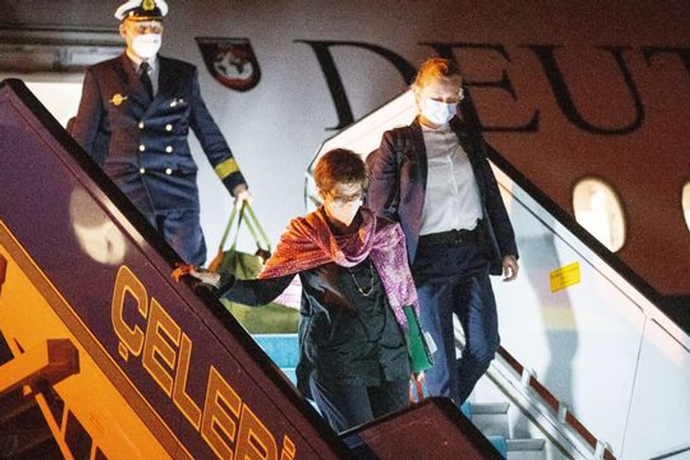 Bundesverteidigungsministerin Annegret Kramp-Karrenbauer steigt aus dem Airbus A350 in Ankara.
