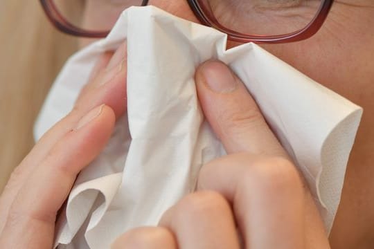 Mögliches Symptom einer Corona-Ansteckung: Es hat laut RKI 985 neue Ansteckungen mit dem Virus gegeben.