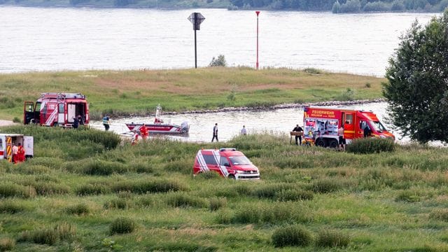 Einsatzkräfte suchen nach den vermissten Mädchen.