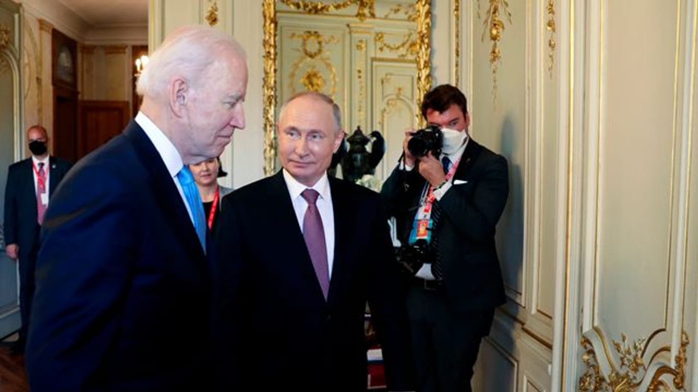 Das Treffen von US-Präsident Joe Biden (l) und Russlands Präsident Wladimir Putin fand in der abgeschirmten Villa La Grange am Genfersee statt.