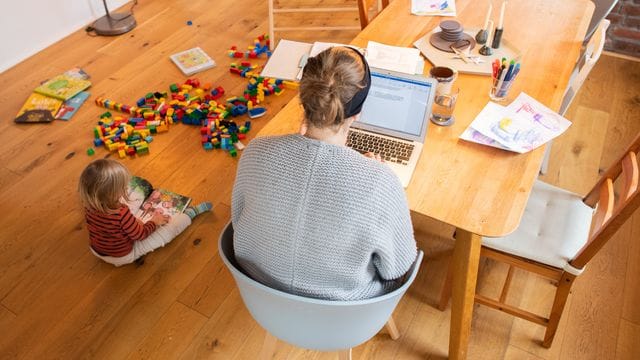 Für Eltern kleiner Kinder war der Lockdown eine Herausforderung. Für Eltern kleiner Kinder war der Lockdown eine Herausforderung.