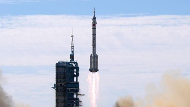 China hat die erste Drei-Mann-Besatzung zu seiner neuen Raumstation gestartet.