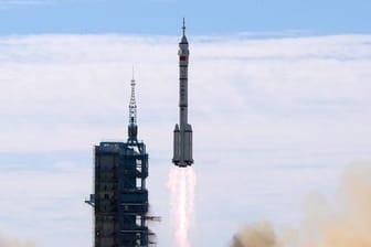 China hat die erste Drei-Mann-Besatzung zu seiner neuen Raumstation gestartet.