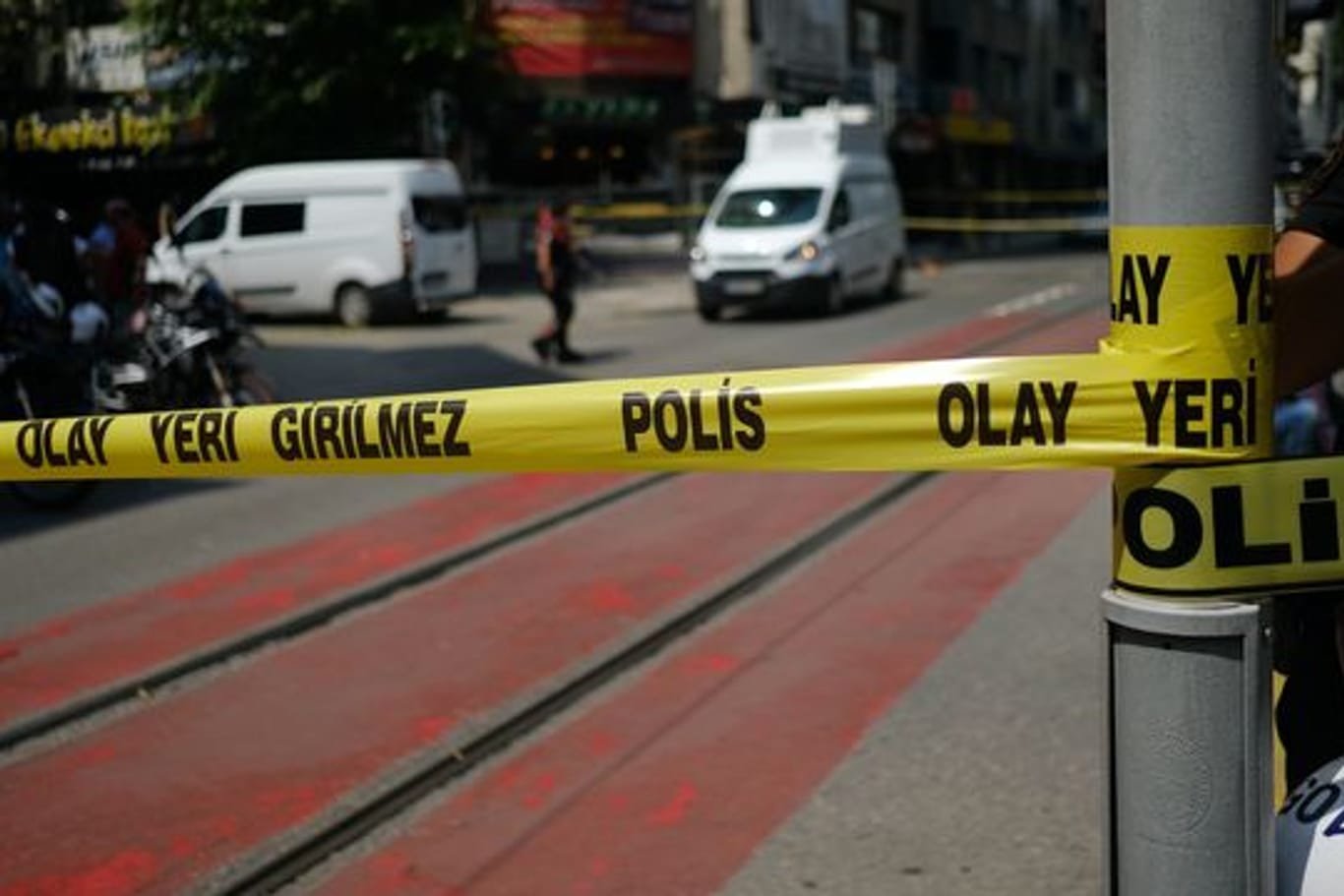 Ein Bereich ist nach einem Angriff auf das Büro der pro-kurdischen Oppositionspartei HDP abgesperrt.
