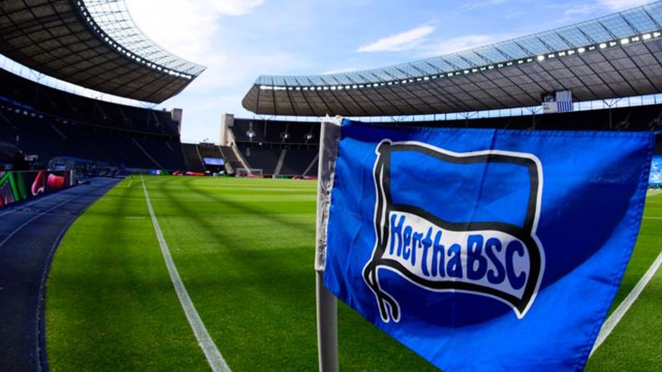Eine Eckfahne im Berliner Olympiastadion mit dem Hertha-Logo.