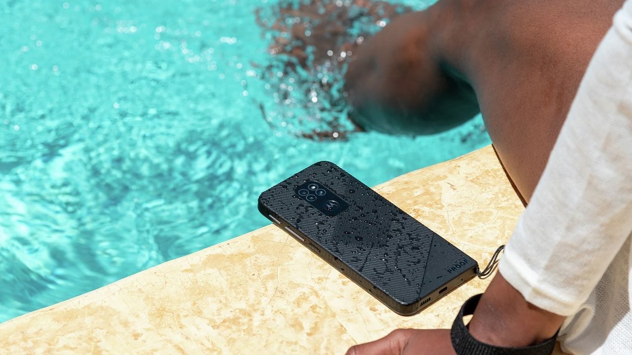 Schwimmt nicht, kann aber nass werden: Das Motorola defy ist wasser- und staubdicht.