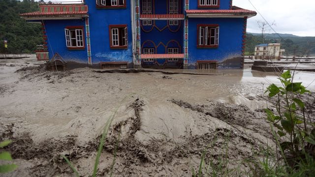 Ein teilweise überschwemmtes Haus in Sindhupalchok, Nepal. Ein teilweise überschwemmtes Haus in Sindhupalchok, Nepal.