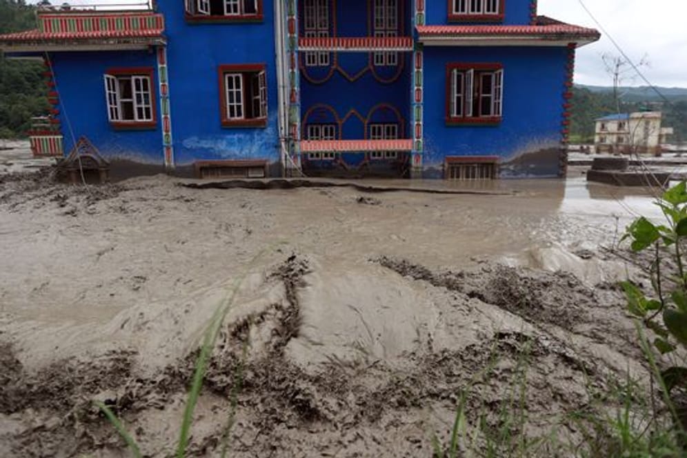 Ein teilweise überschwemmtes Haus in Sindhupalchok, Nepal.