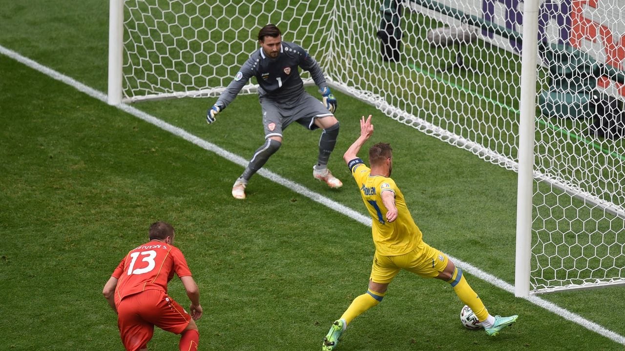 Stürmer Andrej Jarmolenko (r) erzielt das Tor zur 1:0-Führung gegen Nordmazedoniens Torwart Stole Dimitrievski (oben).