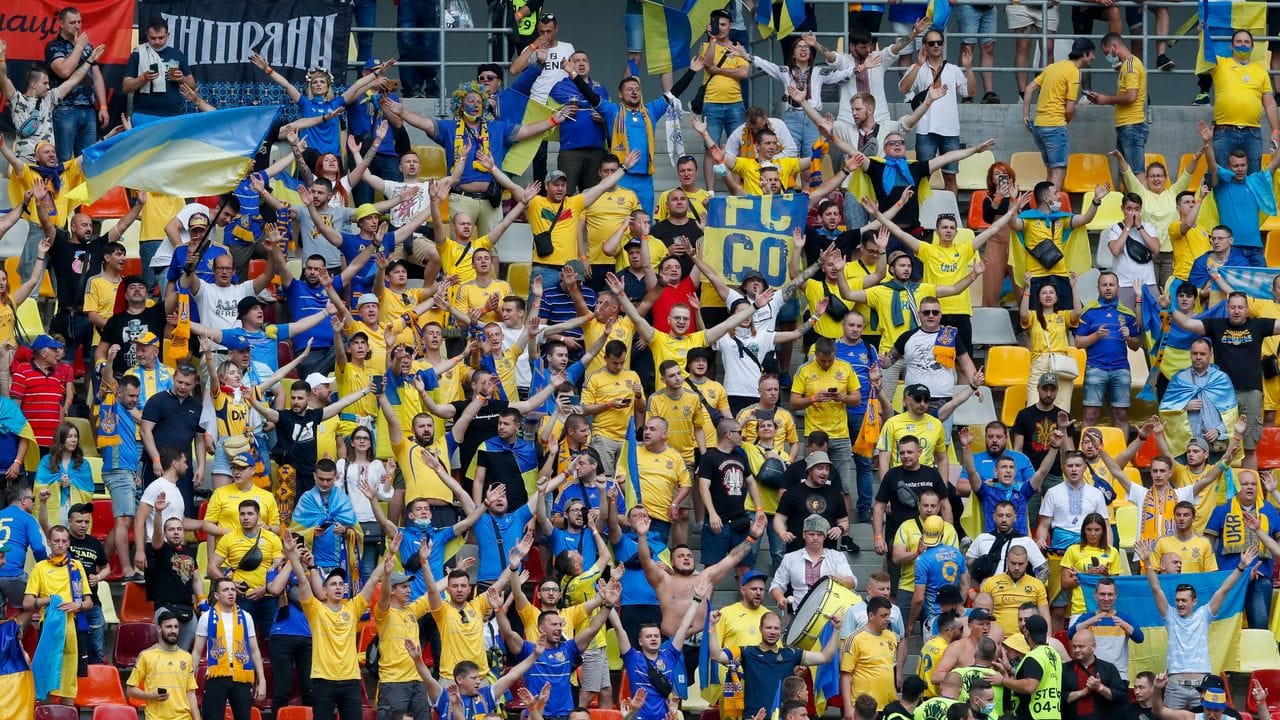 Ukrainischen Fans feierten bereits vor Spielbeginn auf der Tribüne ihre Nationalmannschaft.