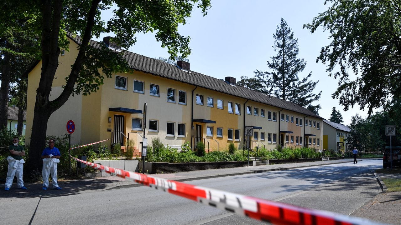 In dieser Häuserzeile in Espelkamp sind nach Angaben der Bielefelder Polizei zwei Menschen erschossen worden.