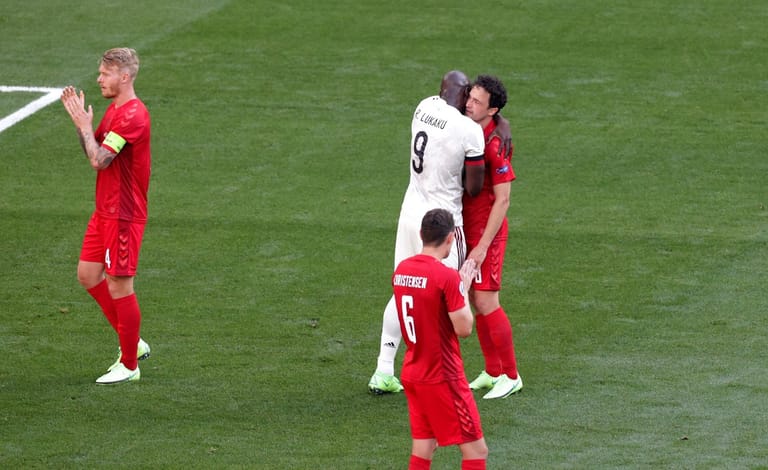 In der 10. Minute war es dann soweit: Dänemark und Belgien unterbrachen die Partie, das ganze Stadion applaudierte. Belgien-Torjäger Romelu Lukaku umarmte Dänen-Star Thomas Delaney.