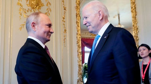 Der russische Präsident Wladimir Putin (l) und US-Präsident Joe Biden schütteln sich bei ihrem Treffen in der "Villa la Grange" die Hand. Der russische Präsident Wladimir Putin (l) und US-Präsident Joe Biden schütteln sich bei ihrem Treffen in der "Villa la Grange" die Hand.