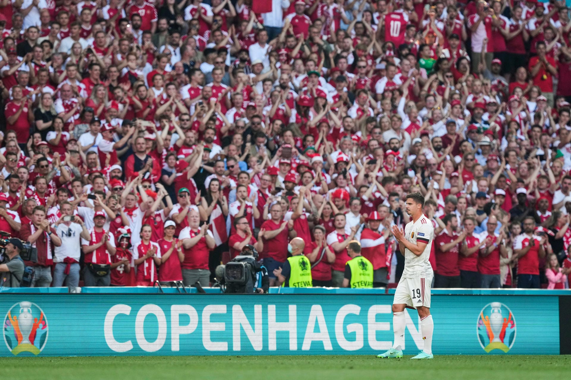 25.000 Fans in Kopenhagen standen auf und klatschen Eriksen Beifall.