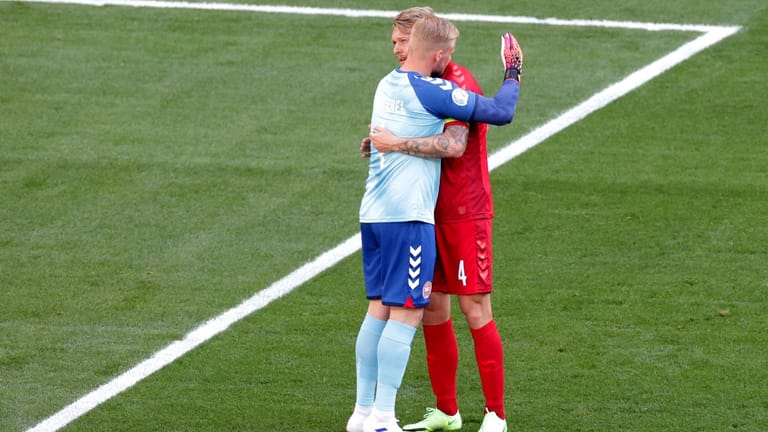 Emotionale Bilder aus Kopenhagen. Das Spiel zwischen Dänemark und Belgien stand ganz im Zeichen von Christian Eriksen. Im Spiel gab es eine bewegende Geste. Die Bilder dazu,