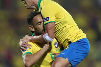 Brasiliens Matheus Cunha (l) und sein Mannschaftskollege Paulinho jubeln gemeinsam über ein Tor.