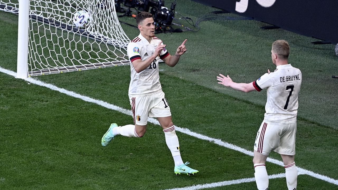 Belgiens Thorgan Hazard (l) und sein Teamkollege Kevin De Bruyne feiern den Treffer zum 1:1-Ausgleich.