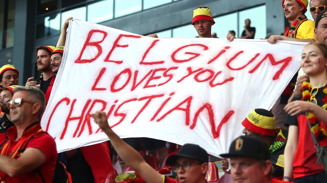Auch belgische Fans applaudieren zu Ehren von Eriksen.