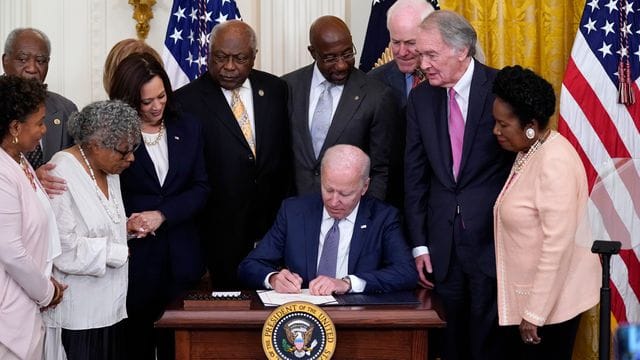 US-Präsident Joe Biden unterzeichnet die Verabschiedung des Gedenktags "Juneteenth" im East Room des Weißen Hauses. US-Präsident Joe Biden unterzeichnet die Verabschiedung des Gedenktags "Juneteenth" im East Room des Weißen Hauses.