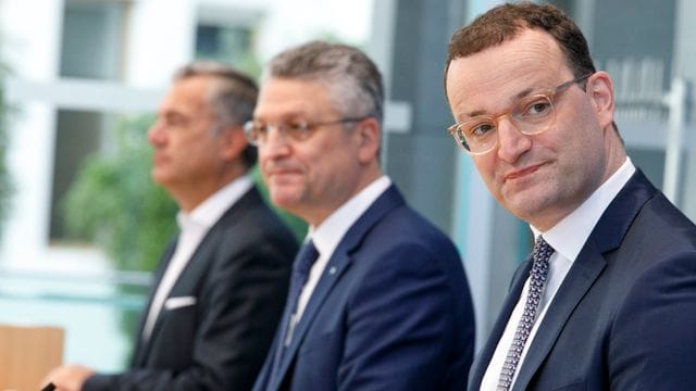 Bundesgesundheitsminister Jens Spahn und RKI-Chef Lothar Wieler auf der wöchentlichen Pressekonferenz zur aktuellen Corona-Lage. Bundesgesundheitsminister Jens Spahn und RKI-Chef Lothar Wieler auf der wöchentlichen Pressekonferenz zur aktuellen Corona-Lage.