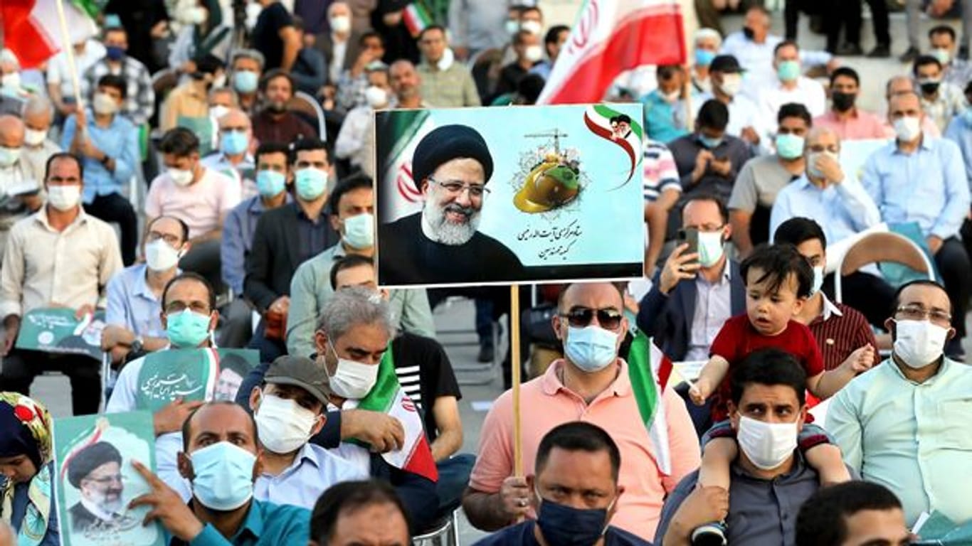 Unterstützer des Präsidentschaftskandidaten Ebrahim Raeissi demonstrieren für ihn während einer Kundgebung.