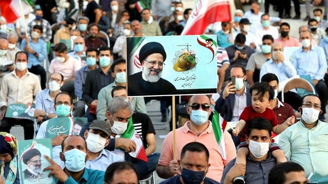 Unterstützer des Präsidentschaftskandidaten Ebrahim Raeissi demonstrieren für ihn während einer Kundgebung. Unterstützer des Präsidentschaftskandidaten Ebrahim Raeissi demonstrieren für ihn während einer Kundgebung.