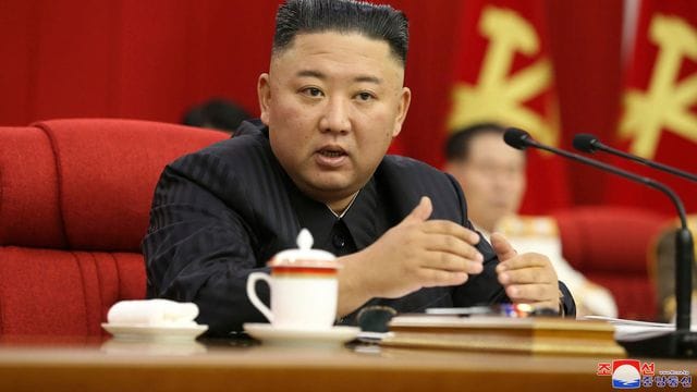 Der nordkoreanische Machthaber Kim Jong Un soll seiner Regierung befohlen haben, auf eine Konfrontation mit der Biden-Administration vorbereitet zu sein. Der nordkoreanische Machthaber Kim Jong Un soll seiner Regierung befohlen haben, auf eine Konfrontation mit der Biden-Administration vorbereitet zu sein.