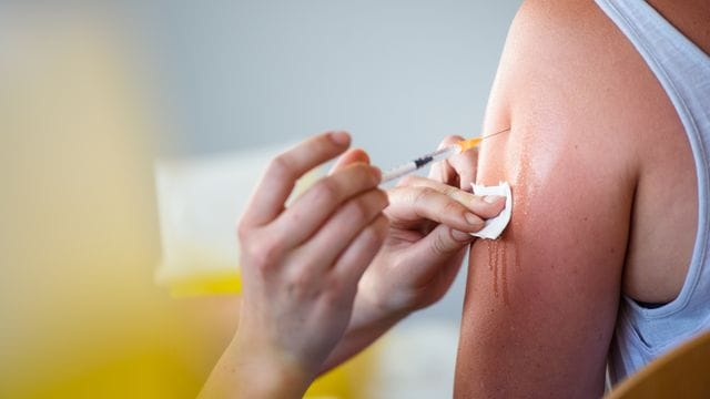 41,5 Millionen Menschen in Deutschland haben mindestens eine erste Impfung erhalten. 41,5 Millionen Menschen in Deutschland haben mindestens eine erste Impfung erhalten.