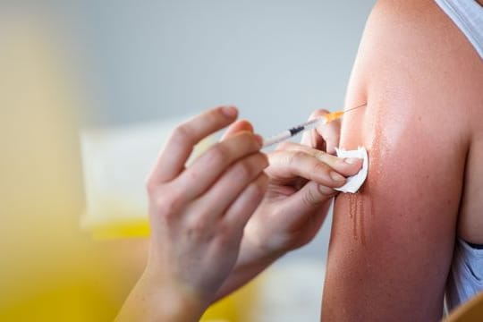 41,5 Millionen Menschen in Deutschland haben mindestens eine erste Impfung erhalten.