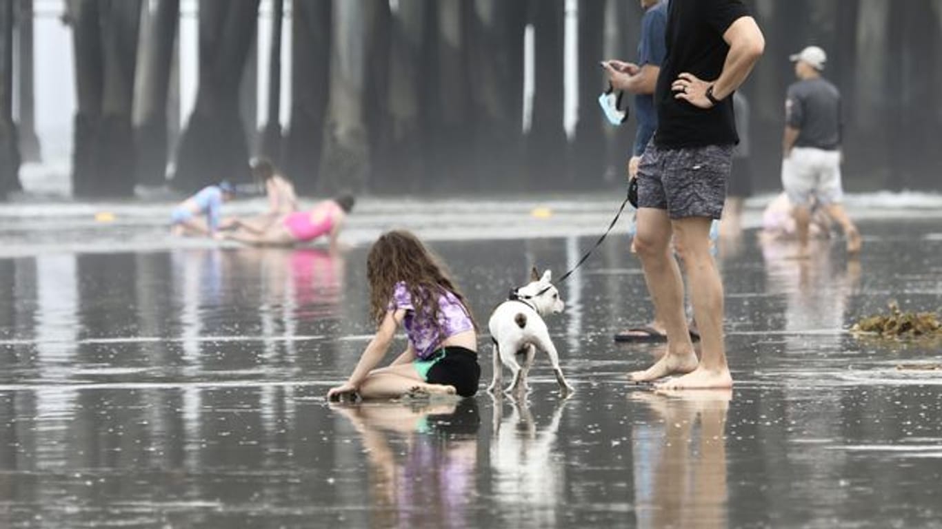 Menschen kühlen sich am Santa Monica Beach (Kalifornien) ab.