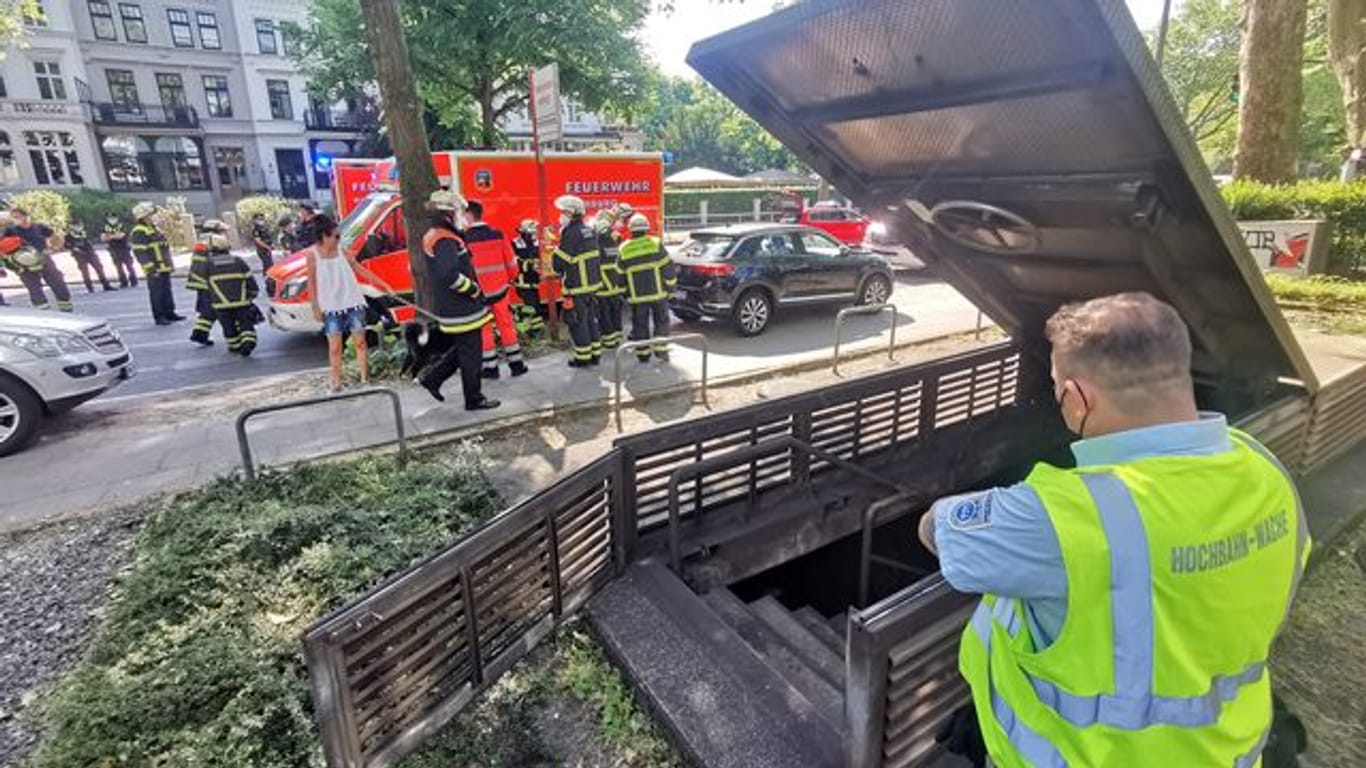 Eine U-Bahn der Linie U1 ist in Hamburg-Rotherbaum gegen eine Bohrstange gefahren.