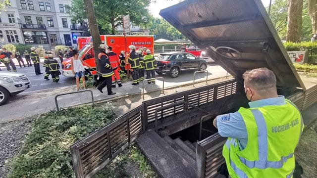 Eine U-Bahn der Linie U1 ist in Hamburg-Rotherbaum gegen eine Bohrstange gefahren. Eine U-Bahn der Linie U1 ist in Hamburg-Rotherbaum gegen eine Bohrstange gefahren.