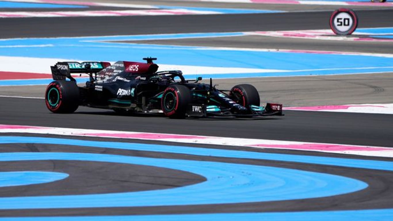 Der Brite Lewis Hamilton steuert sein Mercedes-Boliden während des Trainings auf der Rennstrecke.