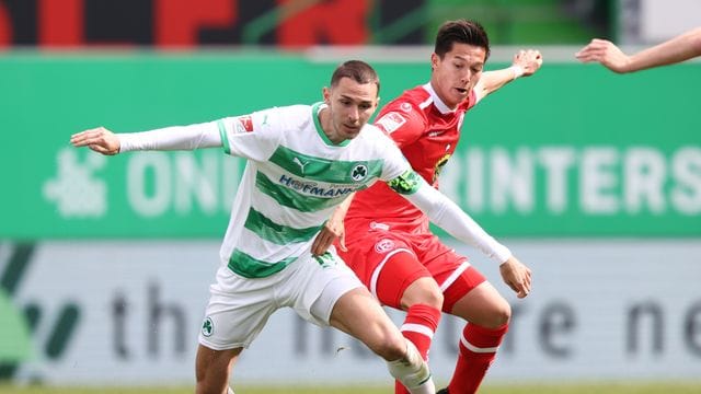 Fürths Branimir Hrgota (l) und Düsseldorfs Shinta Appelkamp kämpfen um den Ball.