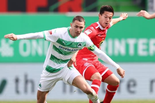 Fürths Branimir Hrgota (l) und Düsseldorfs Shinta Appelkamp kämpfen um den Ball.