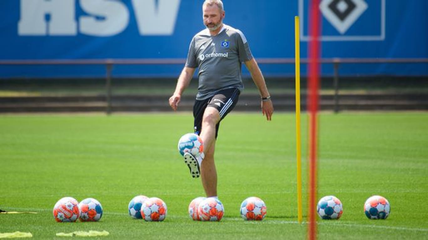 Hamburgs Cheftrainer Tim Walter spielt zum HSV-Trainingsauftakt auf dem Trainingsplatz mit einem Ball.